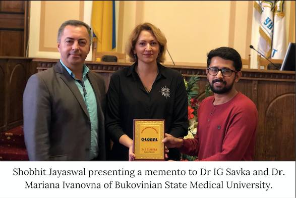 Shobhit Jayaswal presenting a memento to Dr IG Savka and Dr. Mariana Ivanovna of Bukovinian State Medical University.